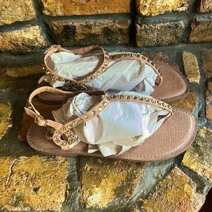 Gianni Bini thong sandals.